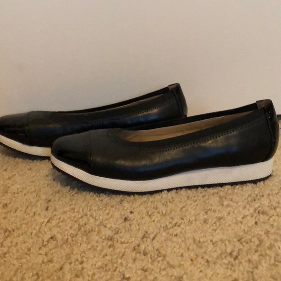 Black and white flats - Picture 2 of 3